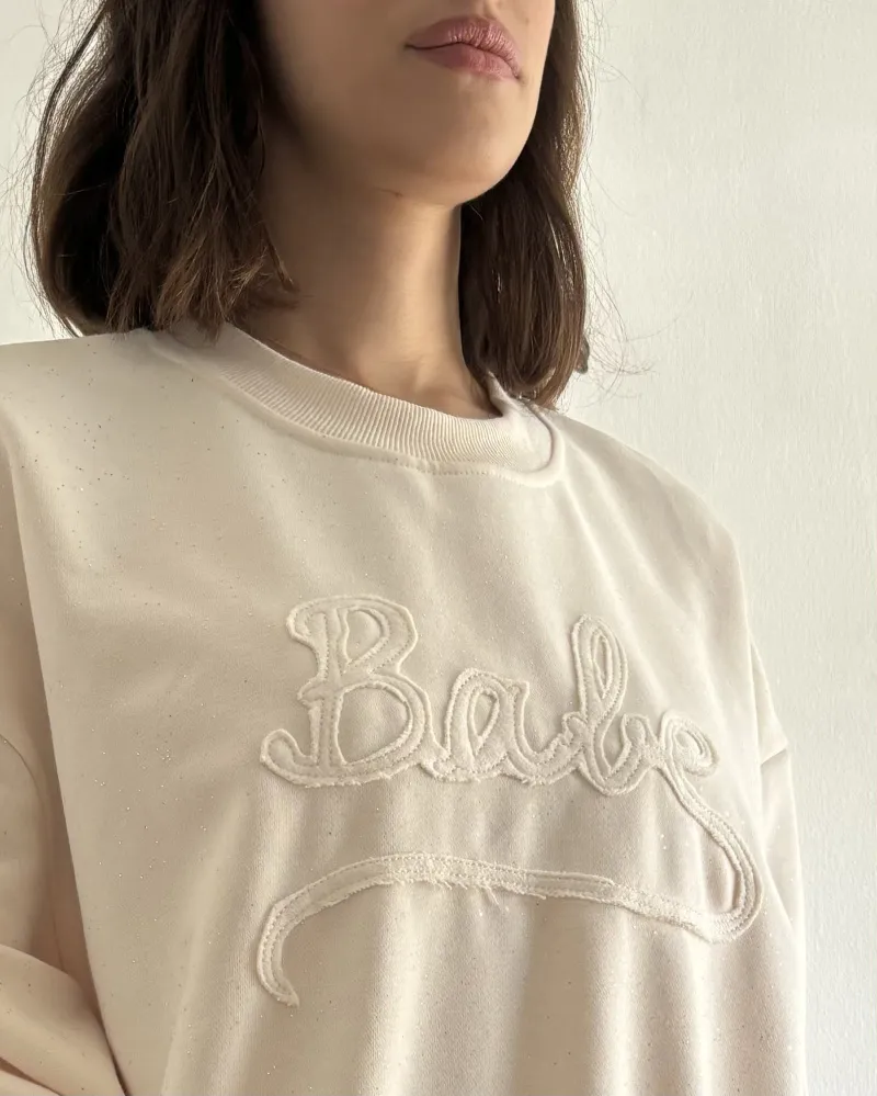 Glänzendes Sweatshirt mit „Babe“-Muster.