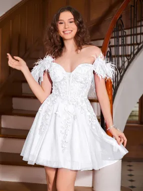 Schulterfreies Cocktailkleid mit Federnverzierung Wei