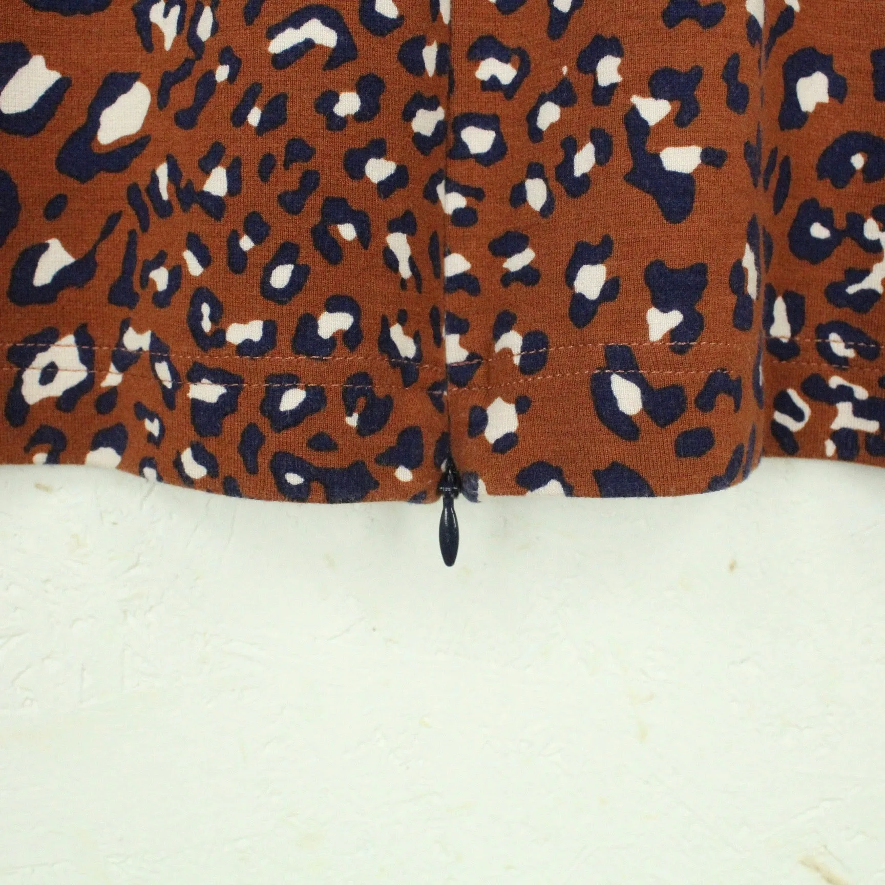 Second Hand BAUM UND PFERDGARTEN Kleid Gr. M braun blau Animalprint (*)