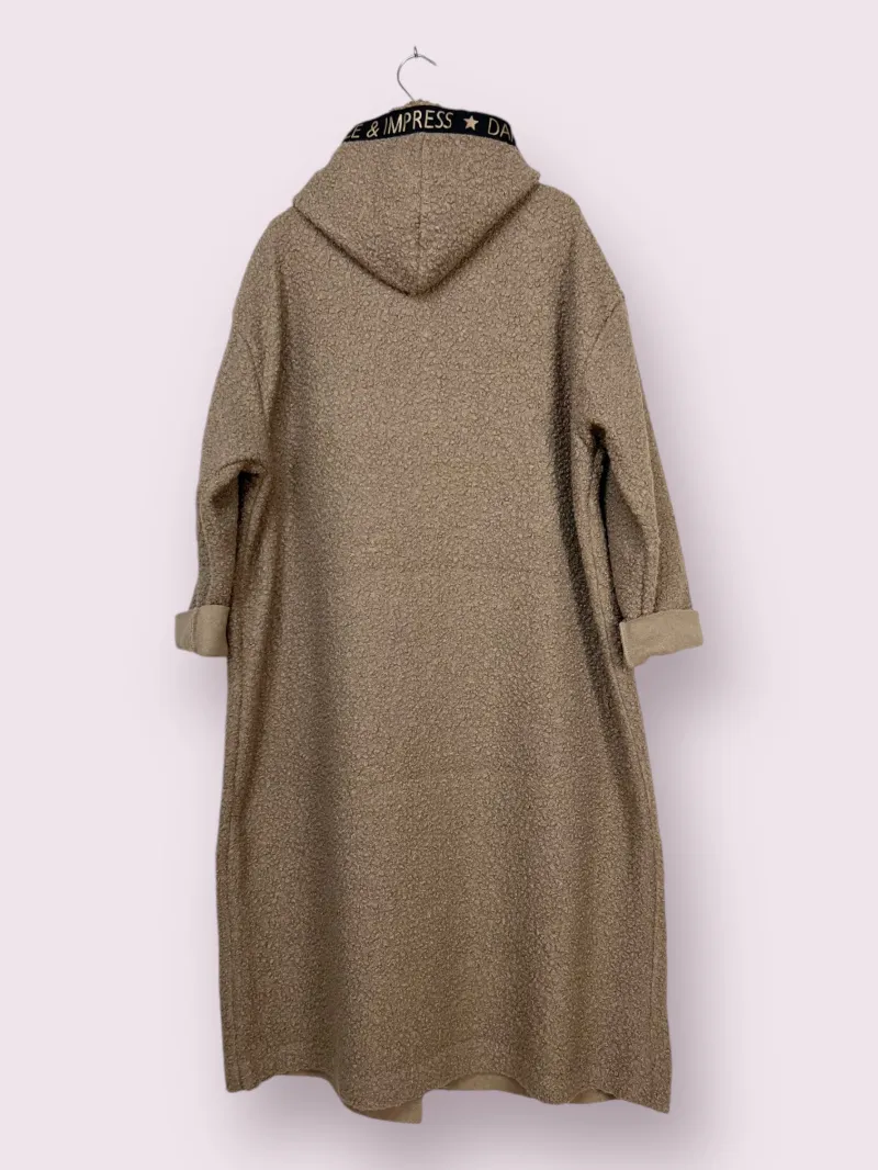 Warme, lange Mäntel mit Tasche.